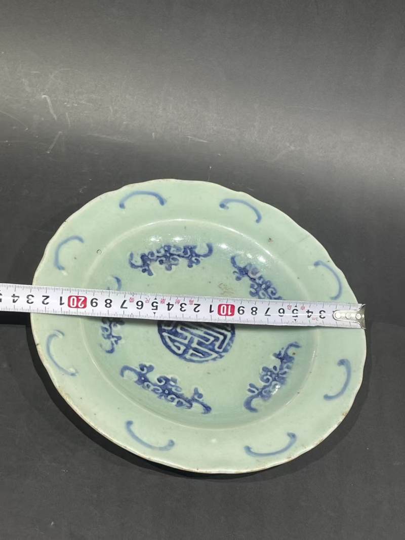 清豆青釉五蝠捧寿纹盘 - 图6