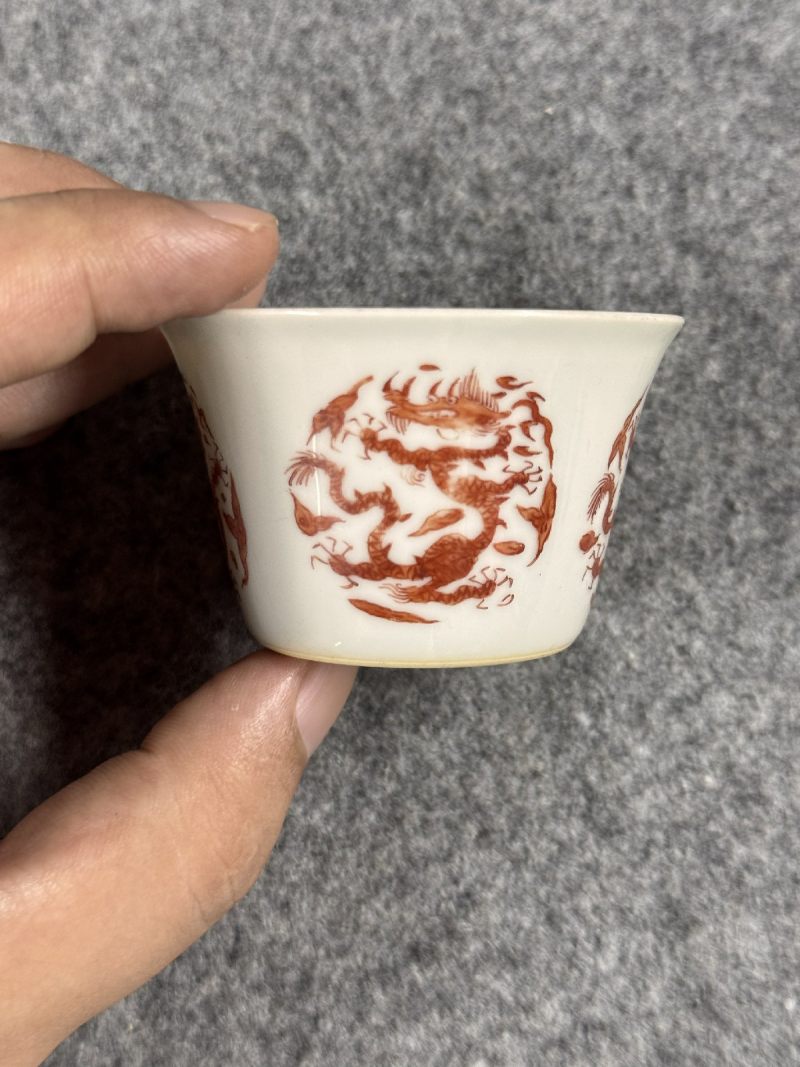 清乾隆 天蓝釉粉彩花蝶杯 - 图8
