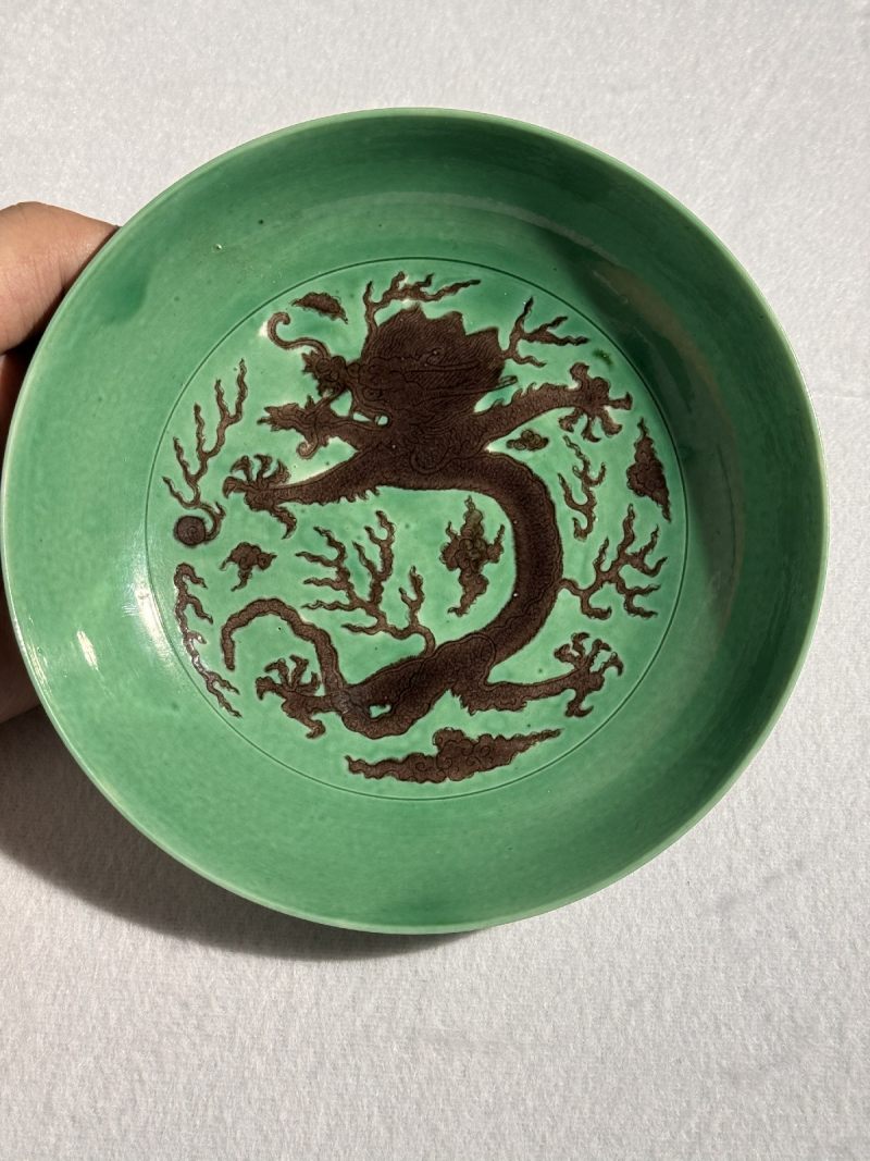 清康熙 绿地紫彩云龙赶珠纹盘 - 图2