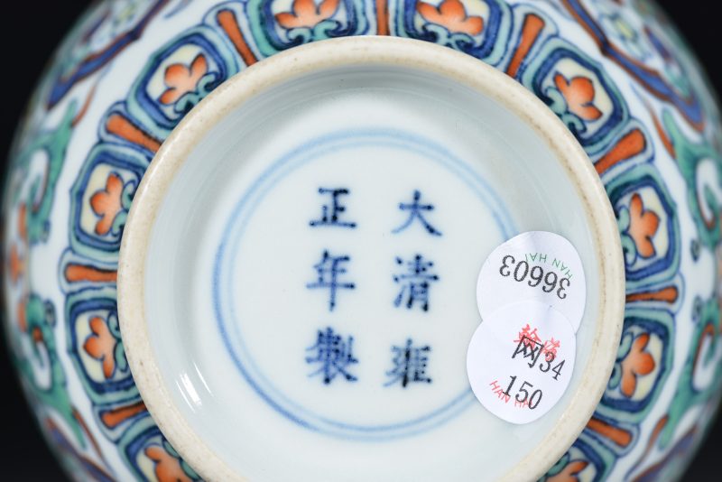 清 斗彩佛花纹瓶 - 图6
