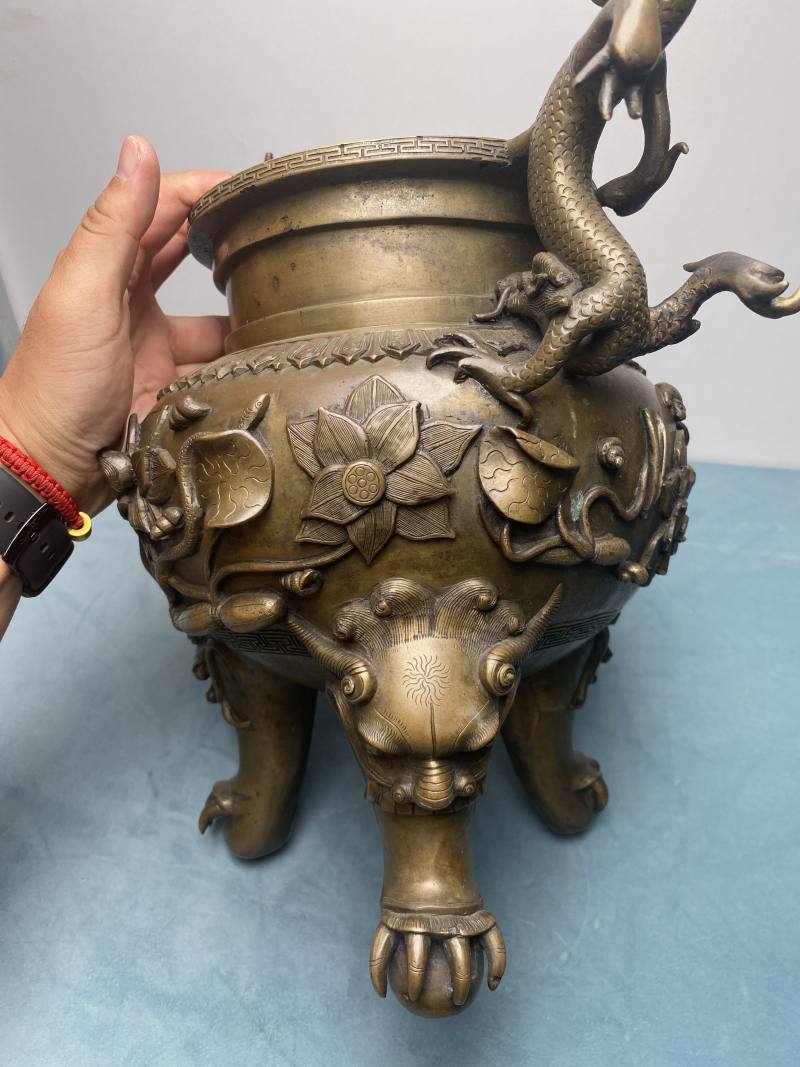 清 “宣德年制”款铜荷塘清趣纹双龙耳三足熏 - 图26