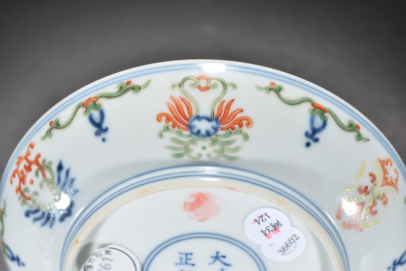 清 青花五彩忍冬纹盘 - 图5