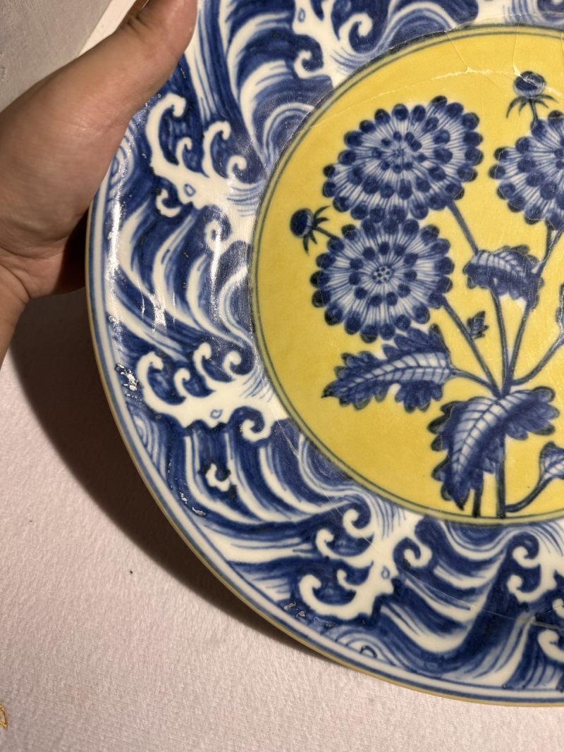 明宣德 黄地青花菊花纹大盘 - 图11