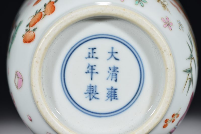 清 粉彩博古纹包袱瓶 - 图6