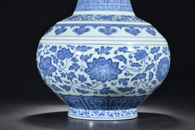 清 青花缠枝莲纹赏瓶 - 图4