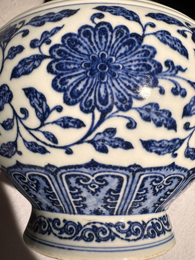 清乾隆 青花缠枝莲纹赏瓶（配座） - 图3