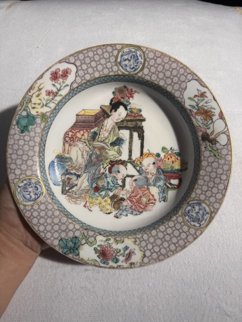 清雍正 广珐琅画仕女婴戏猜拳图折腰盘（唐金堂绘） - 图6