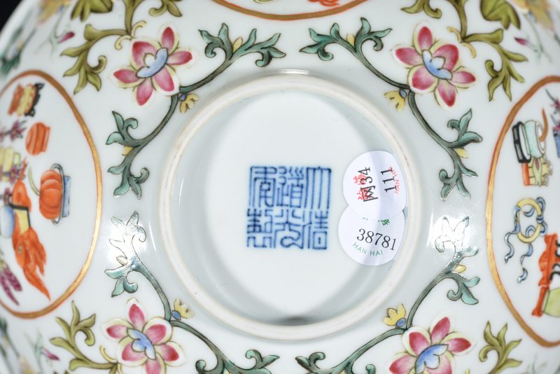 清 内青花外粉彩开光博古纹碗 - 图11