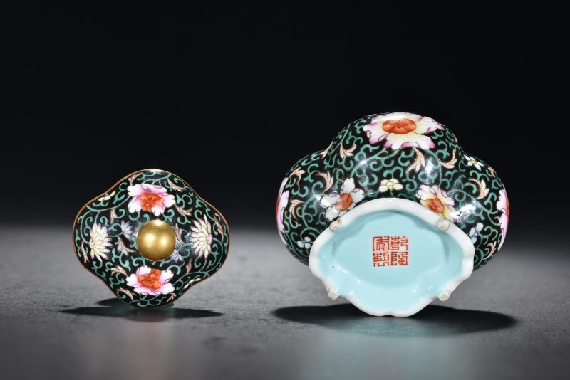 清 墨地粉彩花卉纹水呈 - 图7