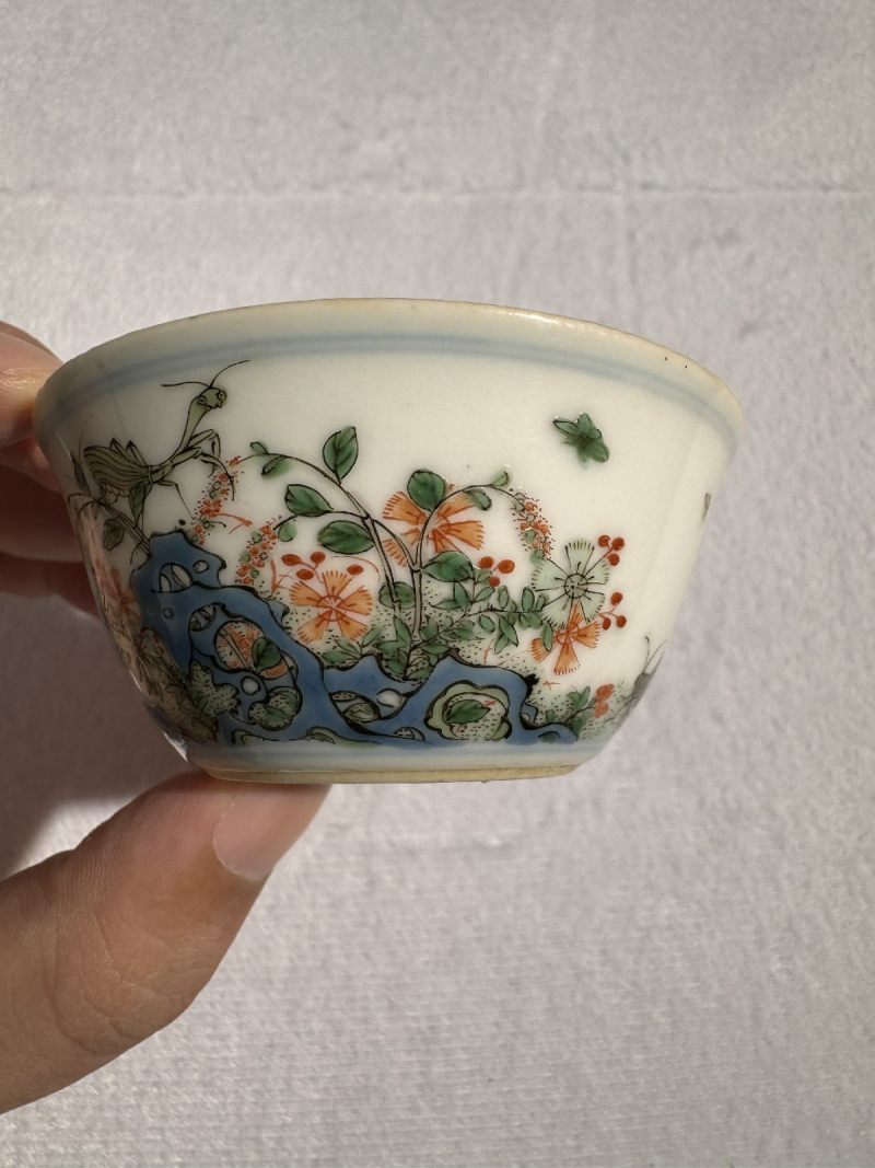 清康熙 五彩花石虫草纹杯 - 图2