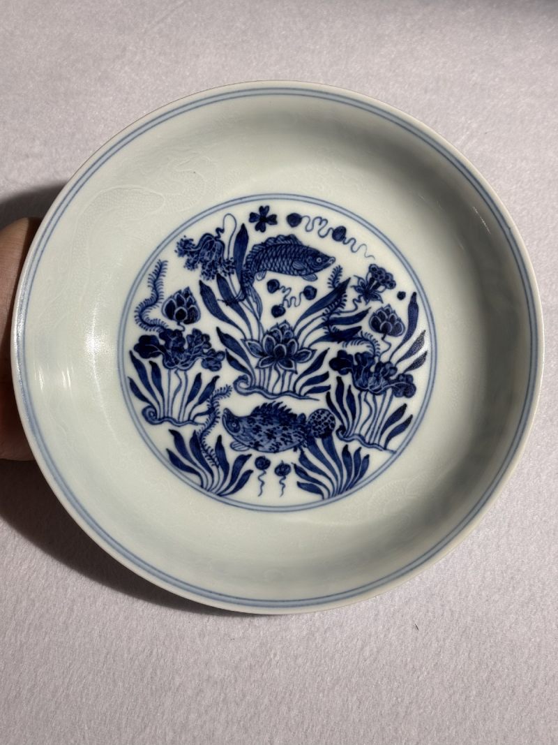 明宣德 模印龙纹青花鱼藻纹盘 - 图6