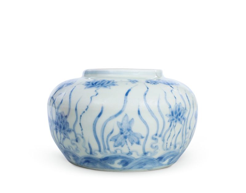明成化 青花莲池蝴蝶罐 - 图2