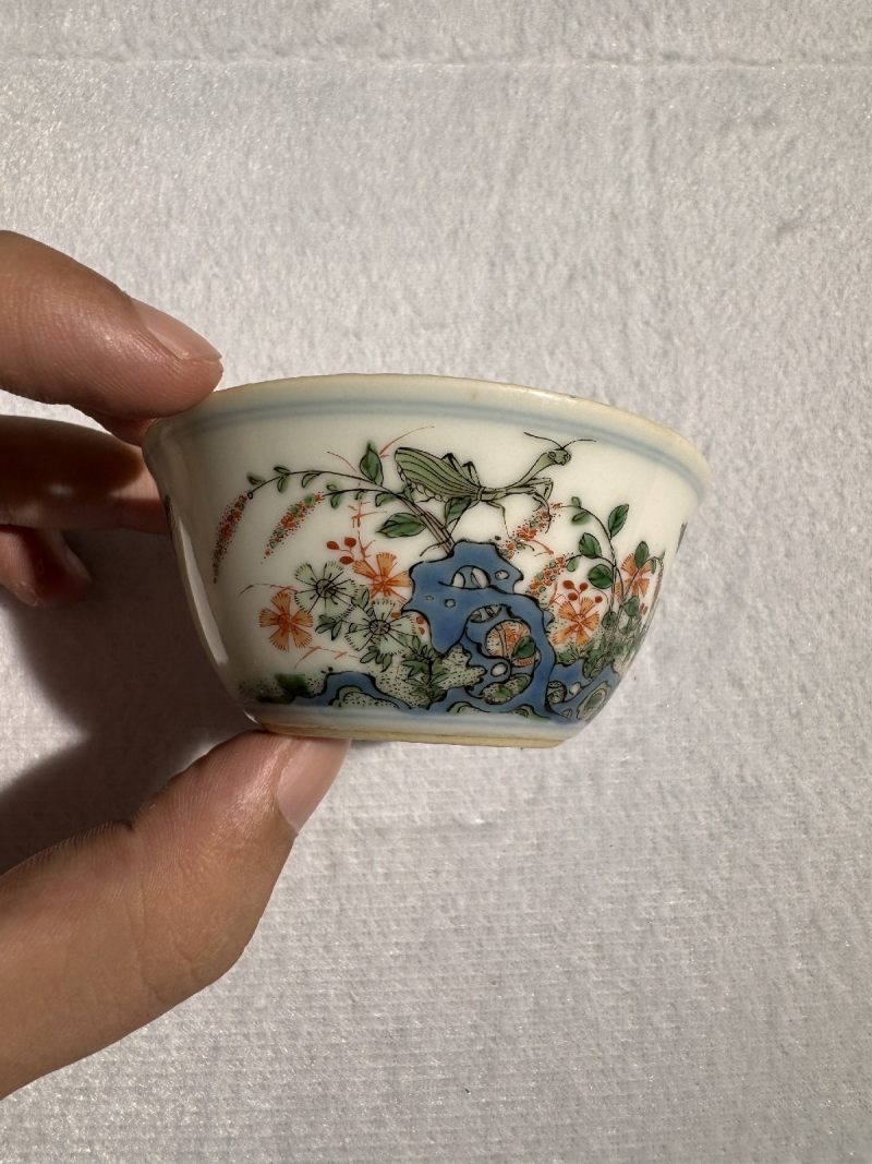 清康熙 五彩花石虫草纹杯 - 图3