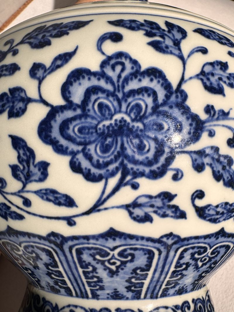 清乾隆 青花缠枝莲纹赏瓶（配座） - 图5
