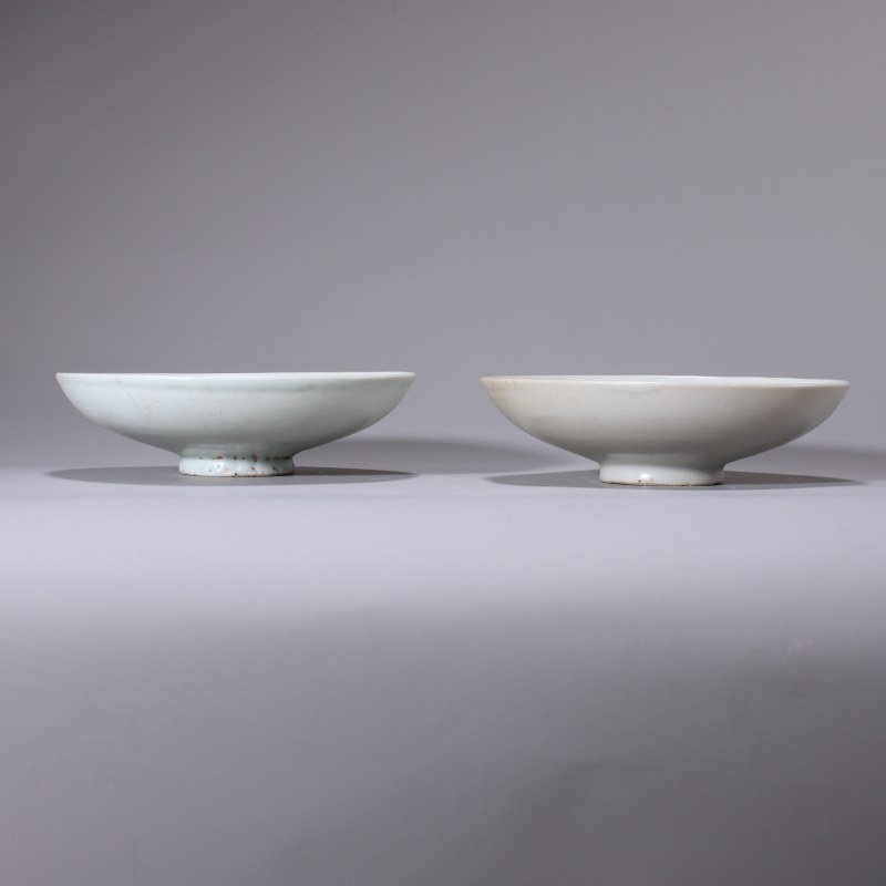 明代 卵白釉印花盘一对 - 图2