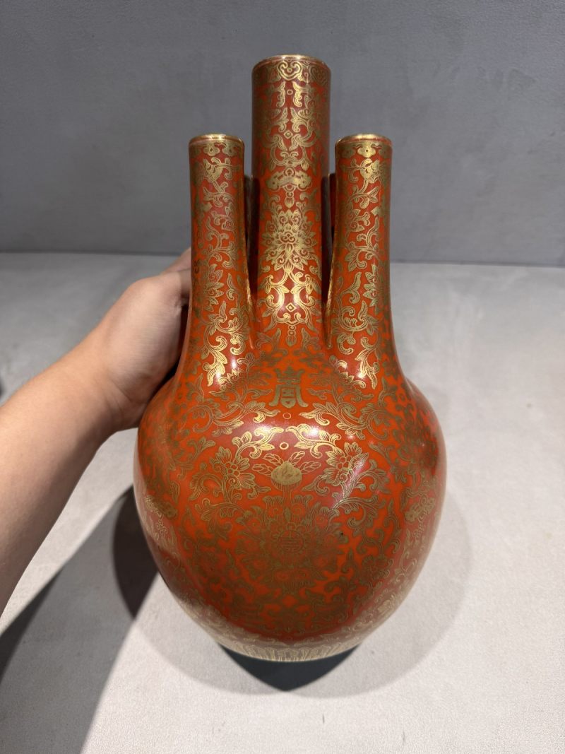 清嘉庆 珊瑚红地描金彩缠枝西番莲寿字纹五岳瓶 - 图2