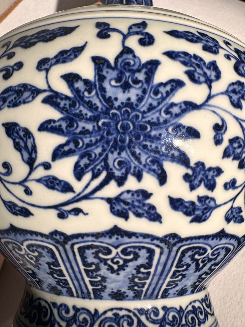 清乾隆 青花缠枝莲纹赏瓶（配座） - 图6