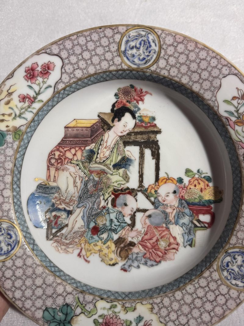 清雍正 广珐琅画仕女婴戏猜拳图折腰盘（唐金堂绘） - 图9
