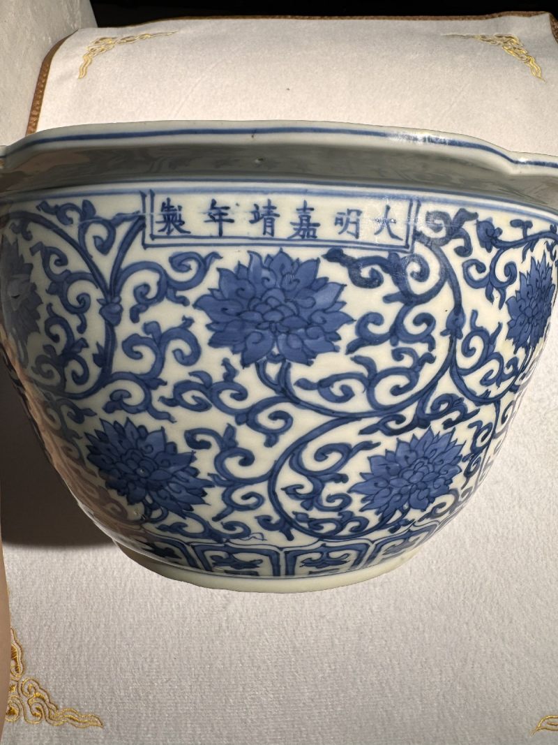 明嘉靖 青花缠枝莲纹花口盆 - 图2