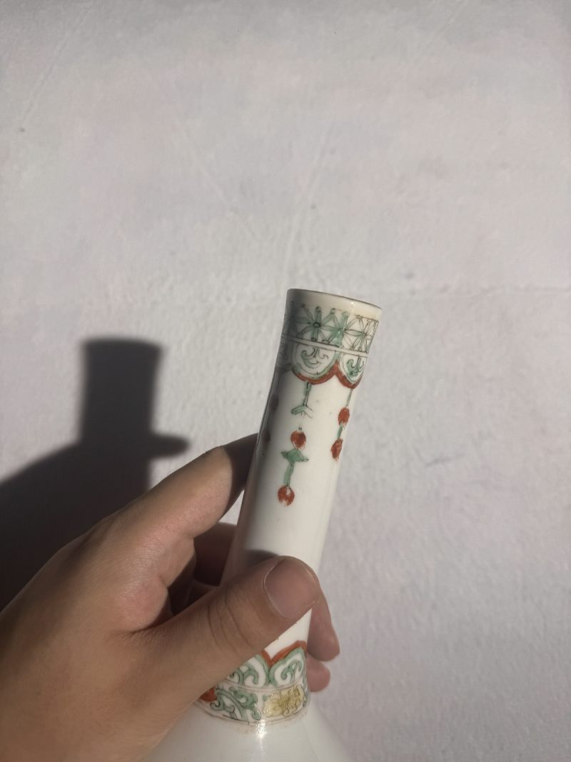 清康熙 五彩狮子戏球胆瓶 - 图7