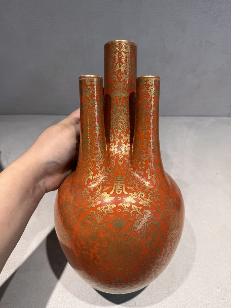 清嘉庆 珊瑚红地描金彩缠枝西番莲寿字纹五岳瓶 - 图3