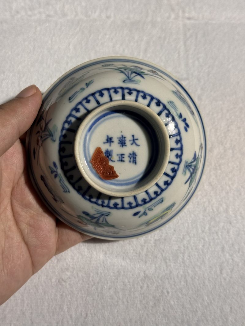 清雍正 斗彩荷塘鸳鸯纹茶园 - 图2