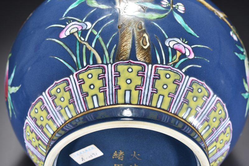 清 蓝地粉彩桃纹赏瓶 - 图9
