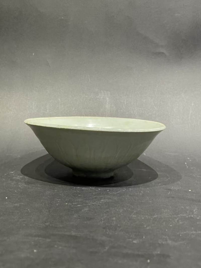 明青白釉莲瓣纹碗 - 图1
