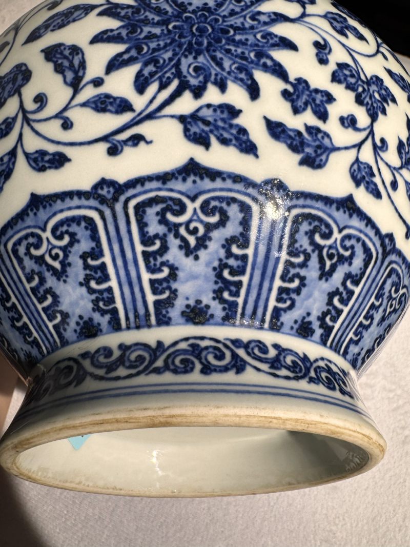 清乾隆 青花缠枝莲纹赏瓶（配座） - 图7