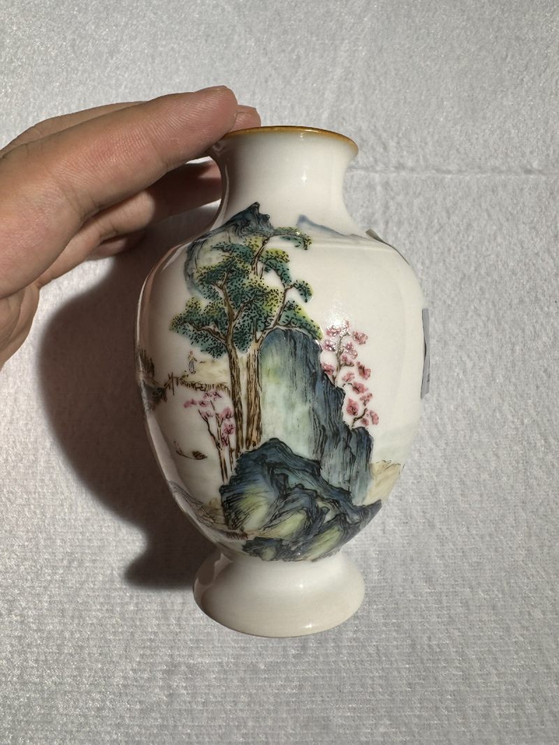 清乾隆 粉彩山水人物弦纹瓶 - 图5