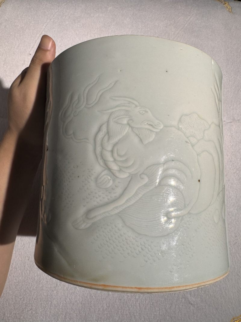 明崇祯 白釉剔刻瑞兽纹笔海 - 图5