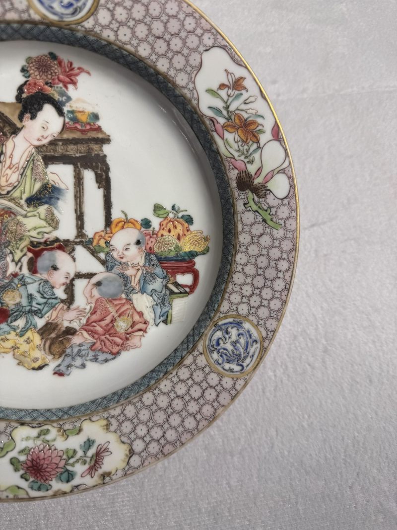 清雍正 广珐琅画仕女婴戏猜拳图折腰盘（唐金堂绘） - 图10