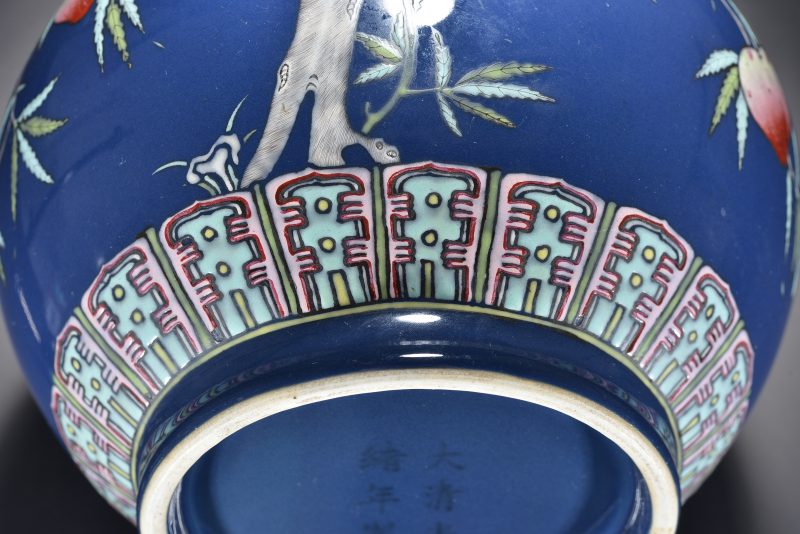 清 霁蓝釉粉彩寿桃纹赏瓶 - 图9