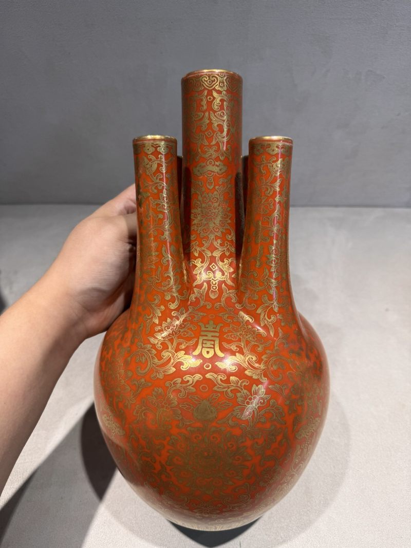 清嘉庆 珊瑚红地描金彩缠枝西番莲寿字纹五岳瓶 - 图4
