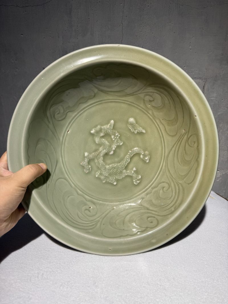 元 龙泉窑塑雕龙纹折沿盘 - 图2
