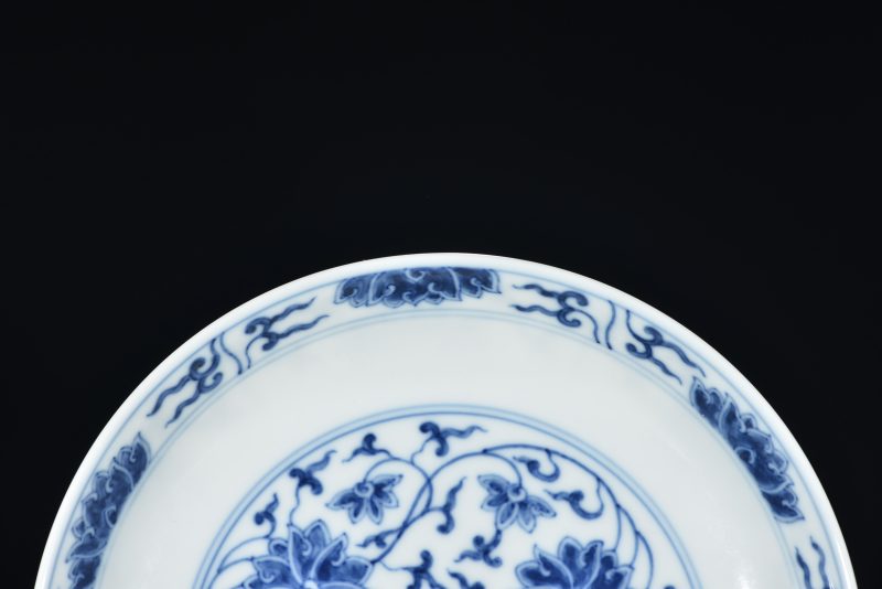 清 青花缠枝莲纹盘 - 图3