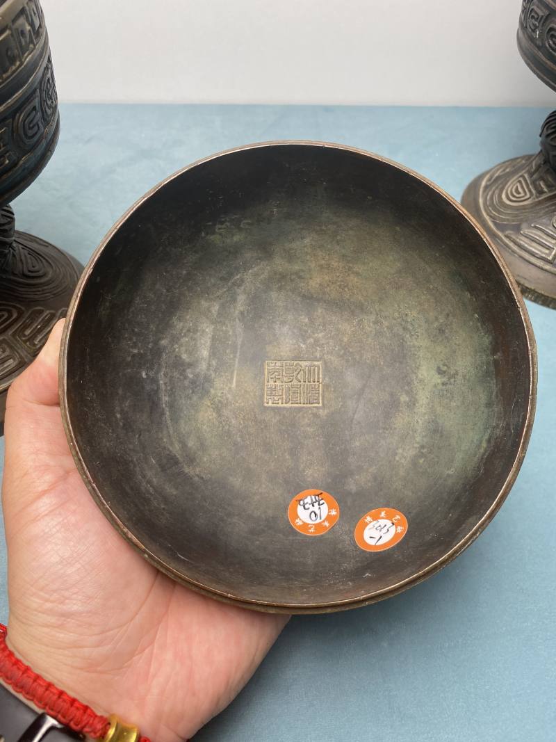 清乾隆 “大清乾隆年制”款铜几何纹豆一对 - 图20