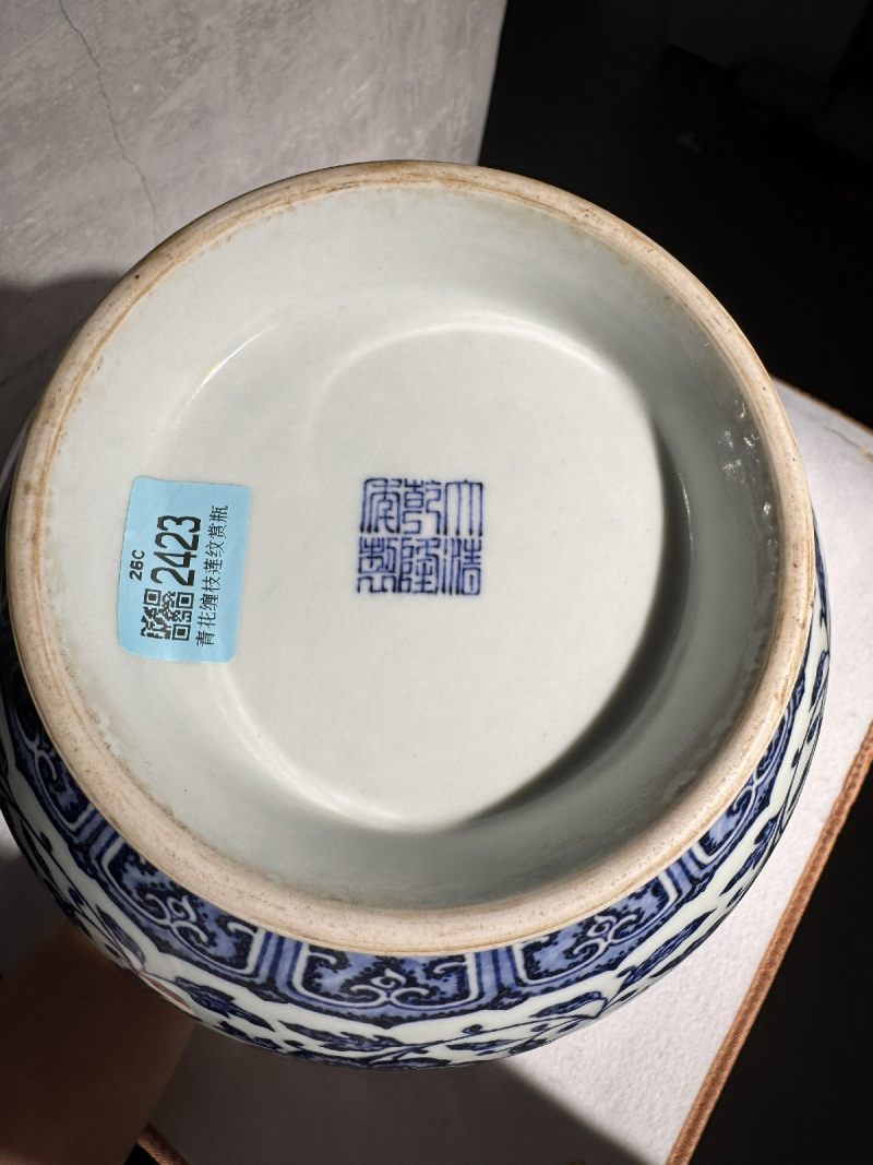 清乾隆 青花缠枝莲纹赏瓶（配座） - 图8