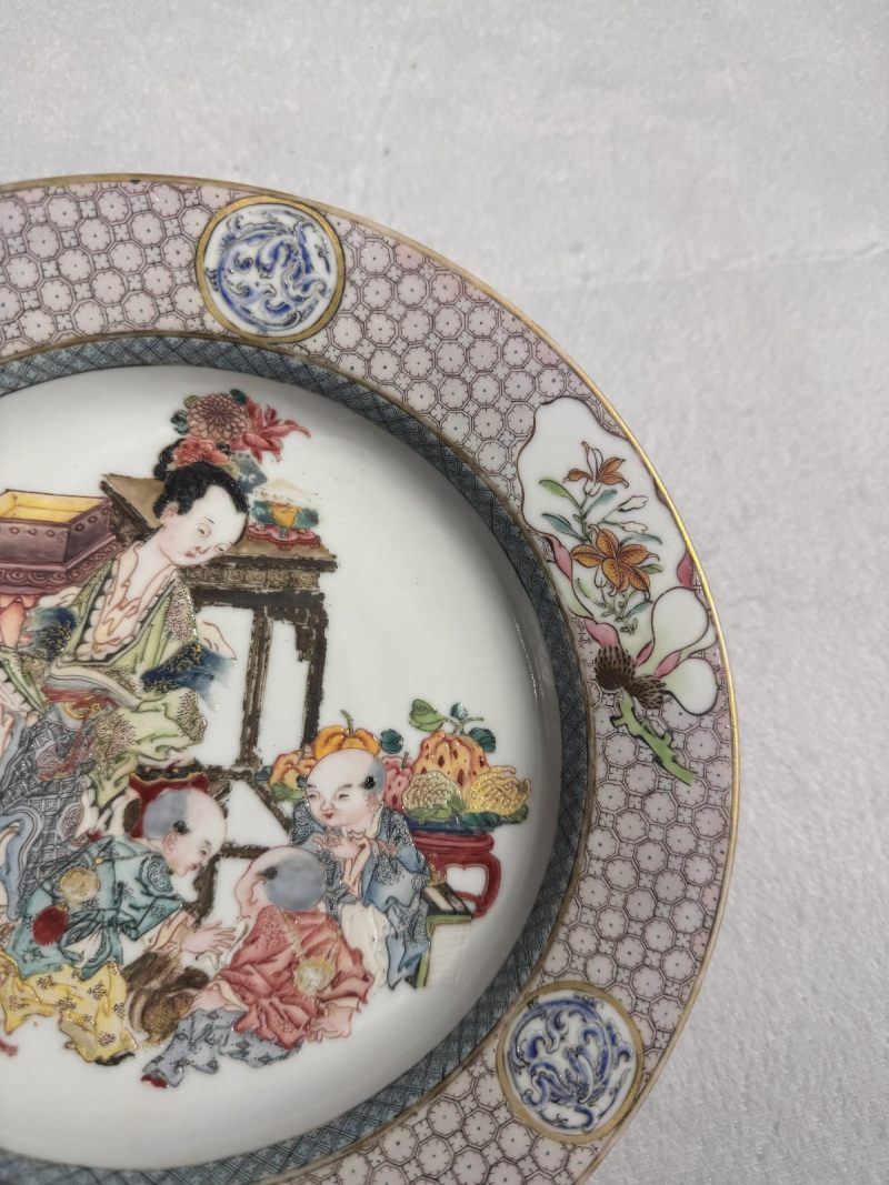 清雍正 广珐琅画仕女婴戏猜拳图折腰盘（唐金堂绘） - 图11