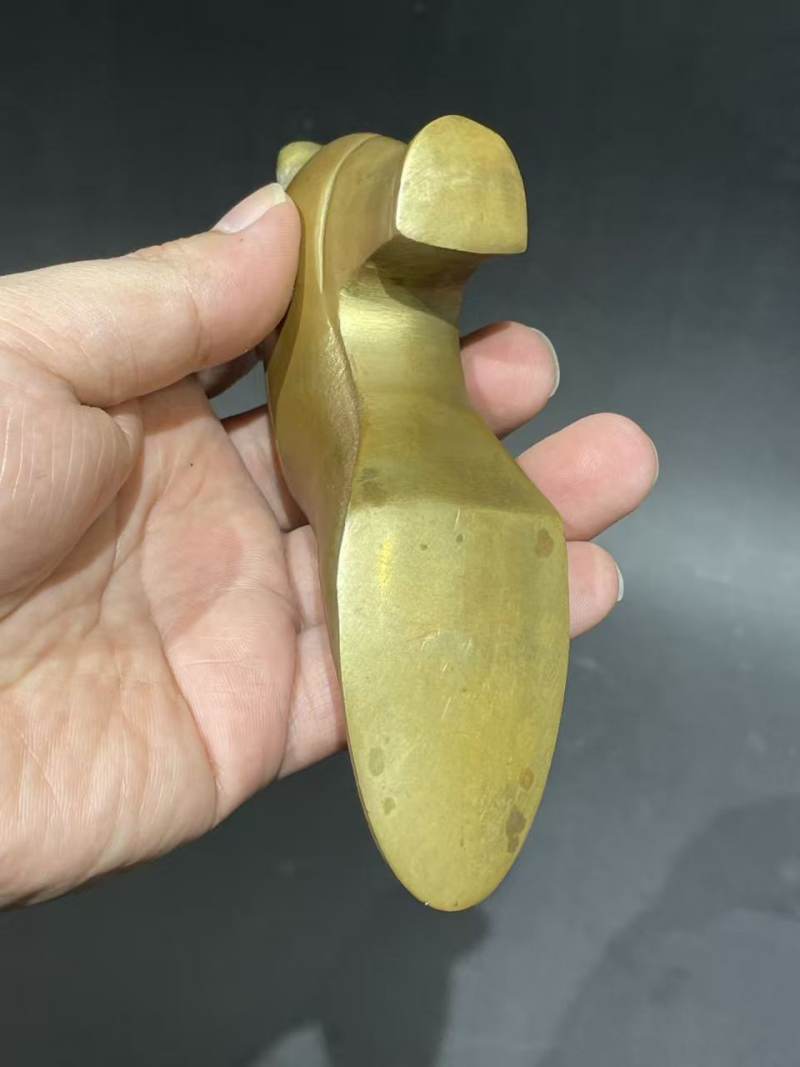 老铜制鞋形摆件 - 图6