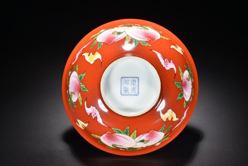 清 红地粉彩桃纹碗 - 图6