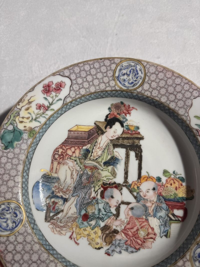 清雍正 广珐琅画仕女婴戏猜拳图折腰盘（唐金堂绘） - 图12