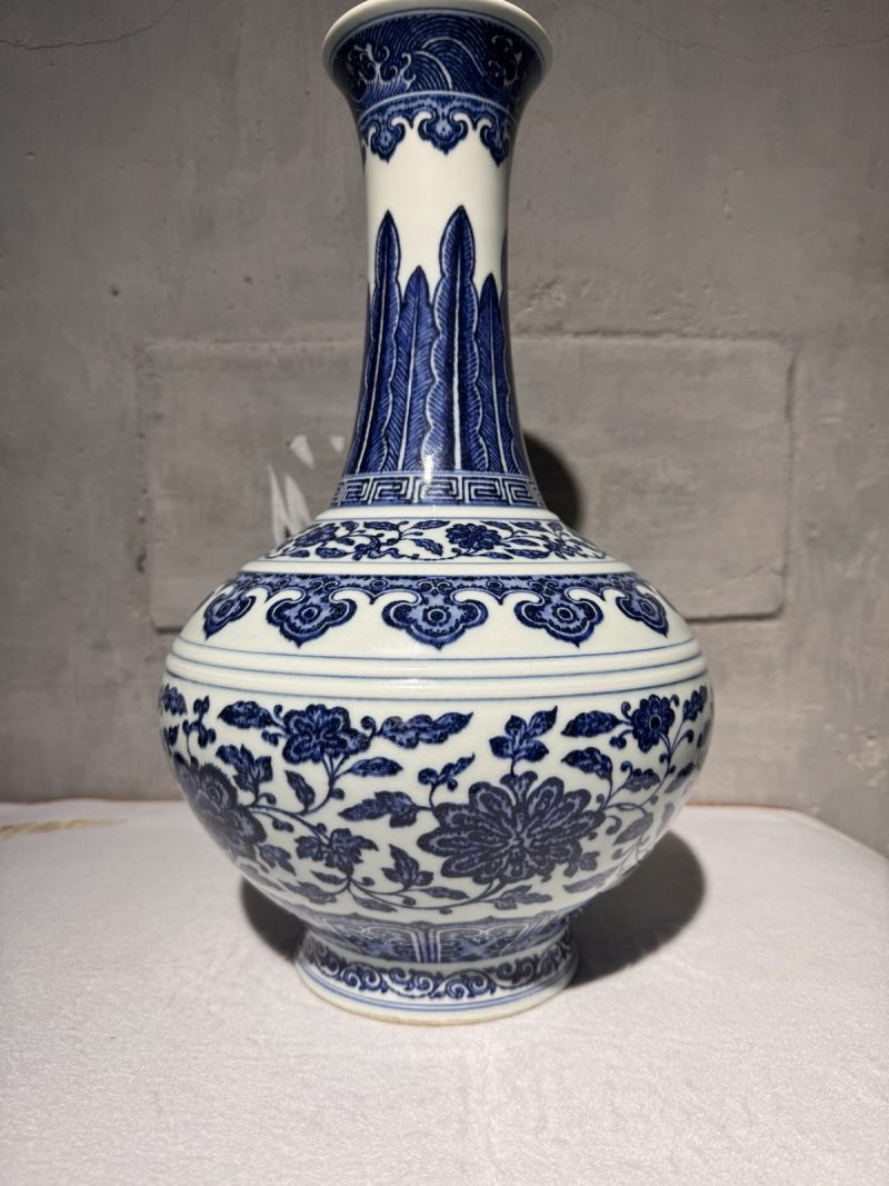 清乾隆 青花缠枝莲纹赏瓶（配座） - 图10