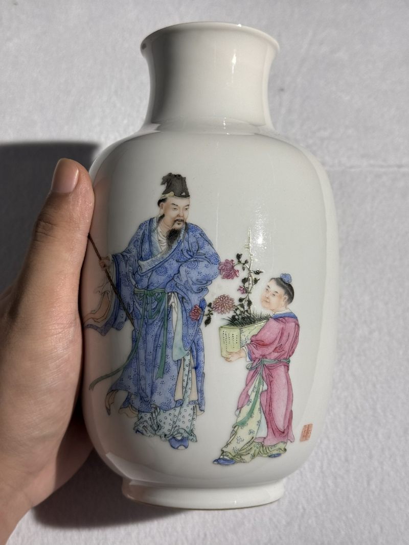 民国 汪晓棠制粉彩人物诗文觯瓶（原配座，木箱） - 图3