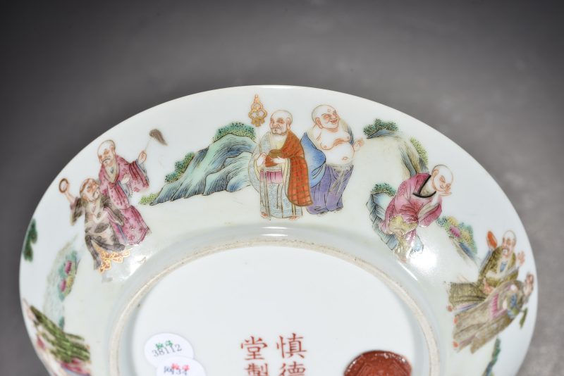 清 粉彩十八罗汉纹盘 - 图5