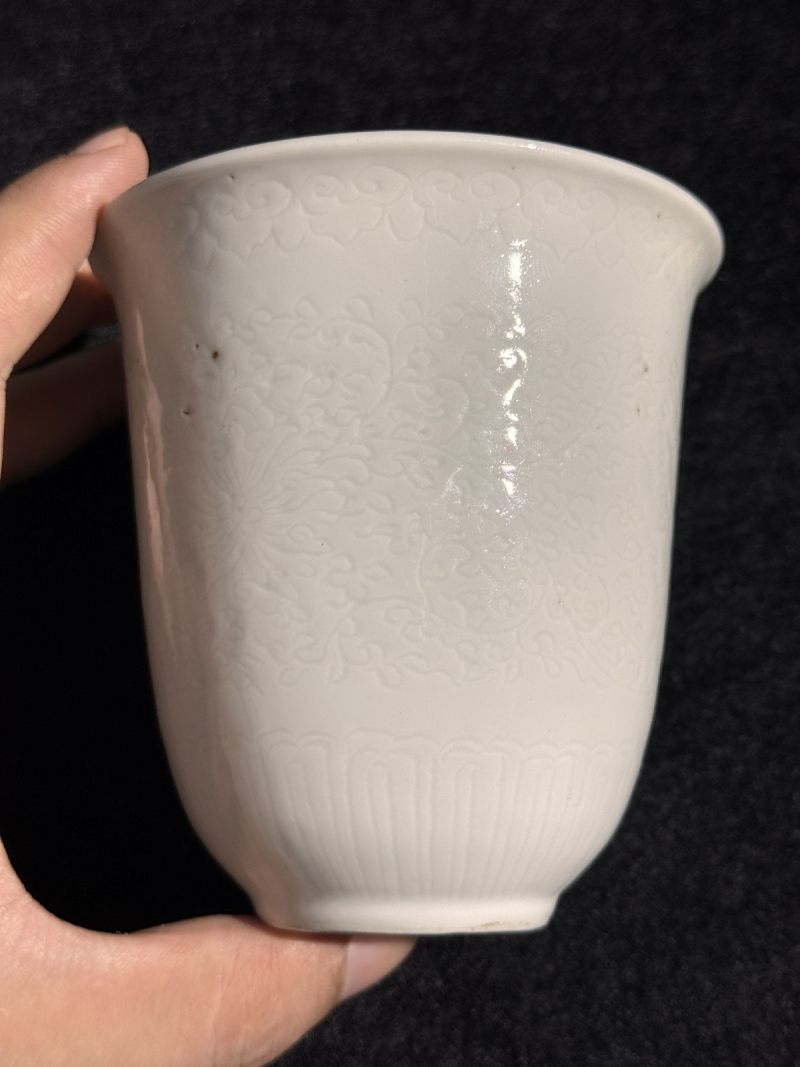 清雍正 白釉暗刻花铃铛杯 - 图2