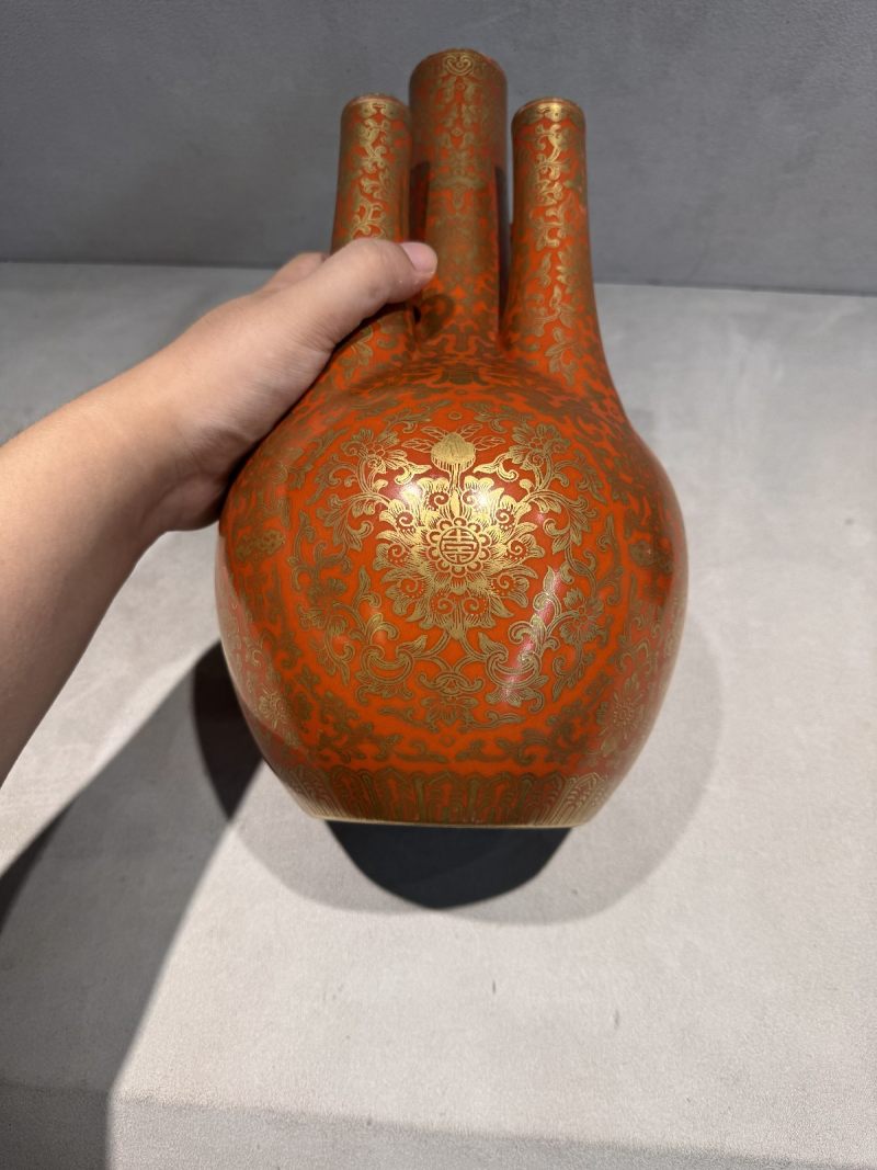 清嘉庆 珊瑚红地描金彩缠枝西番莲寿字纹五岳瓶 - 图7