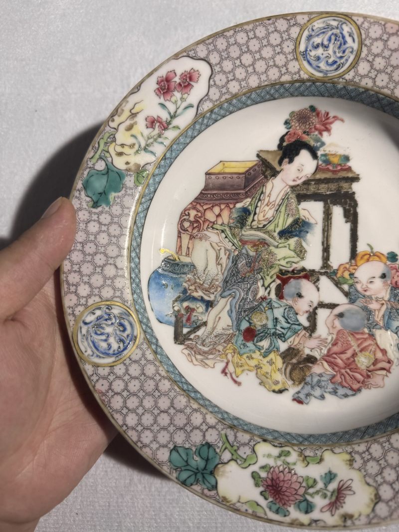 清雍正 广珐琅画仕女婴戏猜拳图折腰盘（唐金堂绘） - 图13
