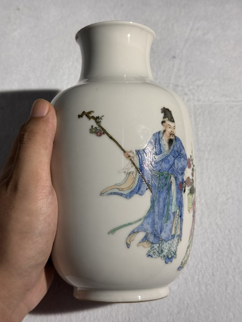 民国 汪晓棠制粉彩人物诗文觯瓶（原配座，木箱） - 图4