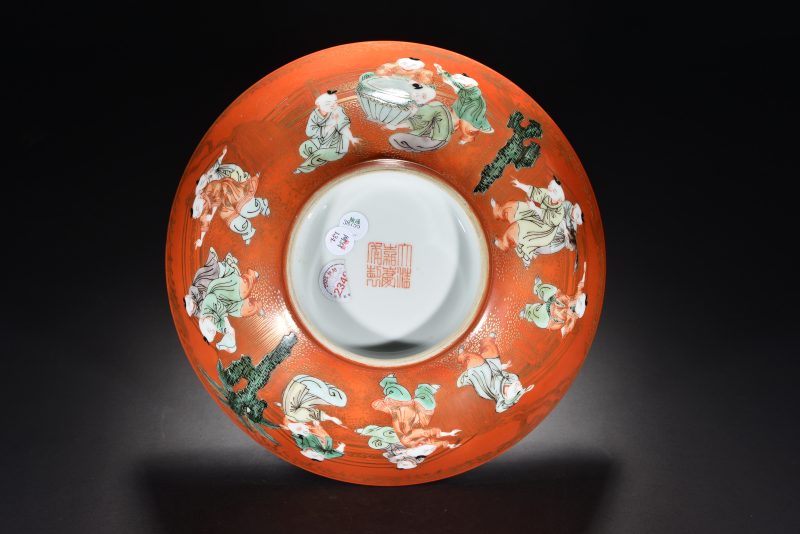 清 珊瑚地粉彩描金童子大碗 - 图7
